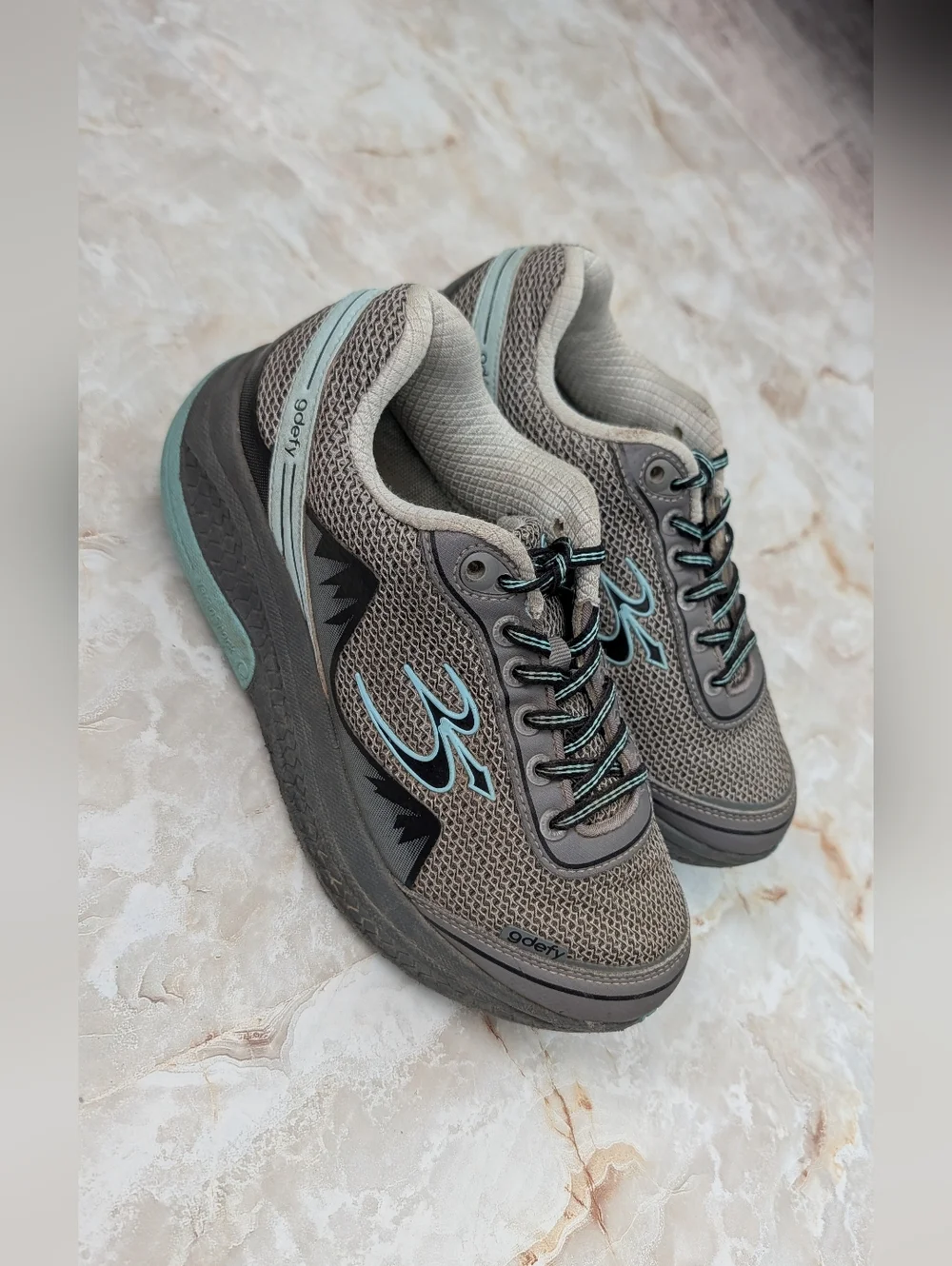 Gdefy Sneakers Womans Sz 6